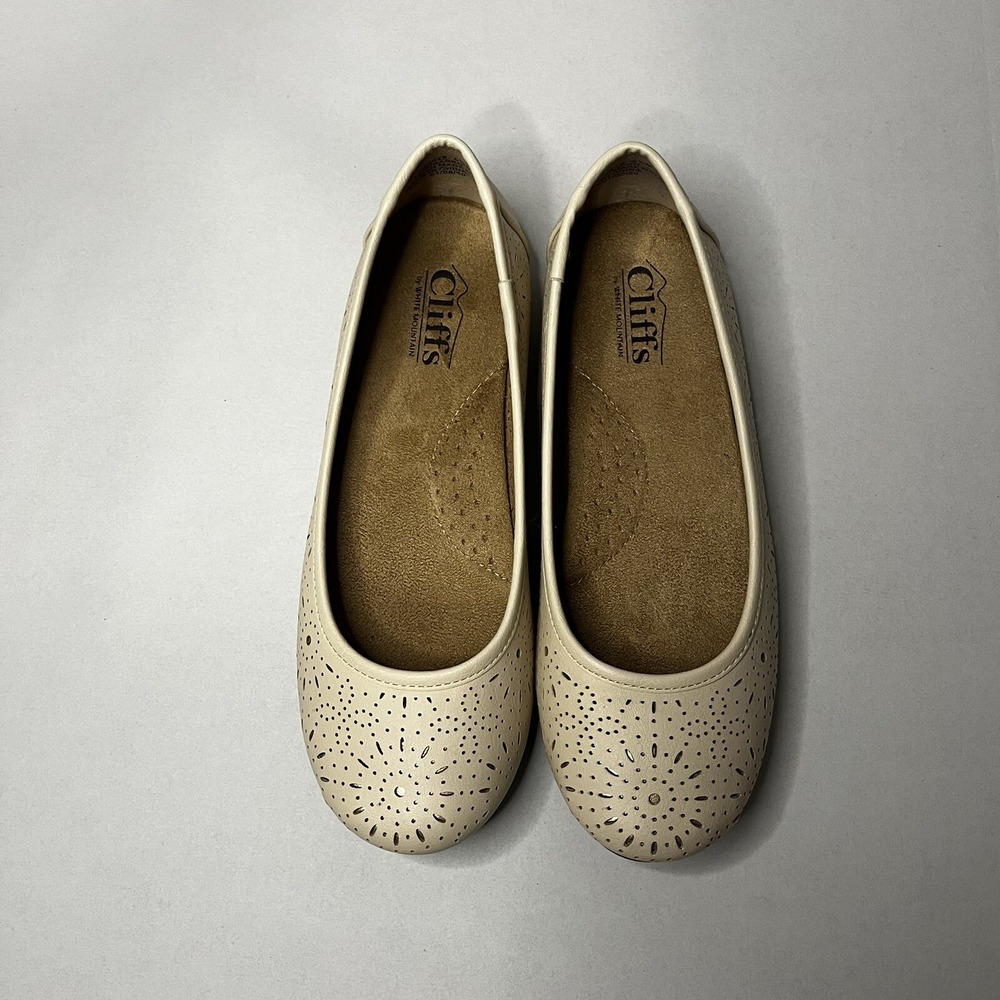Cliffs by White Mountain 6.5M Ivory Perforated Ballet Flats Comfort Shoes